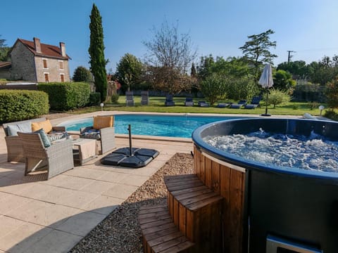Natural landscape, Hot Tub, Hot Tub, Pool view, Swimming pool, sunbed
