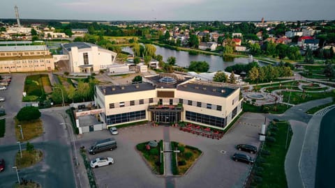 Property building, Day, Neighbourhood, Natural landscape, Bird's eye view, City view, Street view, Location, Parking