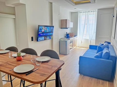 TV and multimedia, Living room, Seating area, Dining area