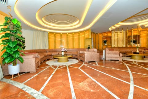Restaurant/places to eat, Living room, Banquet/Function facilities, Seating area
