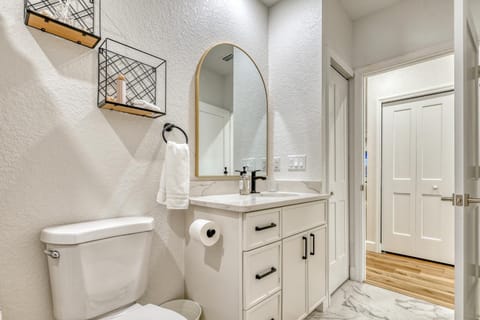 Spacious Waterfront 6 Bedroom Duplex in lovely Rotonda West near oceans ,Golfing, Park Pool House in Rotonda West