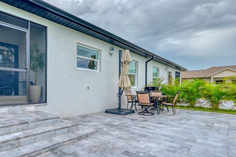 Spacious Waterfront 6 Bedroom Duplex in lovely Rotonda West near oceans ,Golfing, Park Pool House in Rotonda West