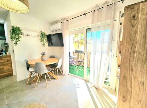 TV and multimedia, Living room, Seating area, Dining area