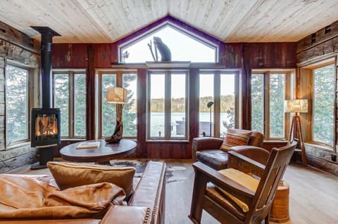 Meech Lake Lodge - Family Getaway House in Gatineau