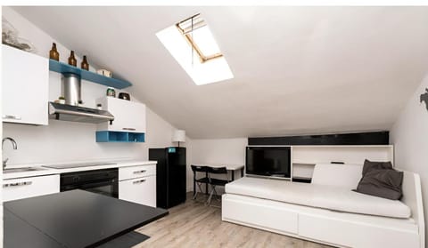 Bed, Kitchen or kitchenette, Living room