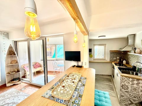 TV and multimedia, Kitchen or kitchenette, Living room, Seating area, stove