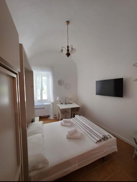 Bed, TV and multimedia, Photo of the whole room, Bedroom, towels, wardrobe
