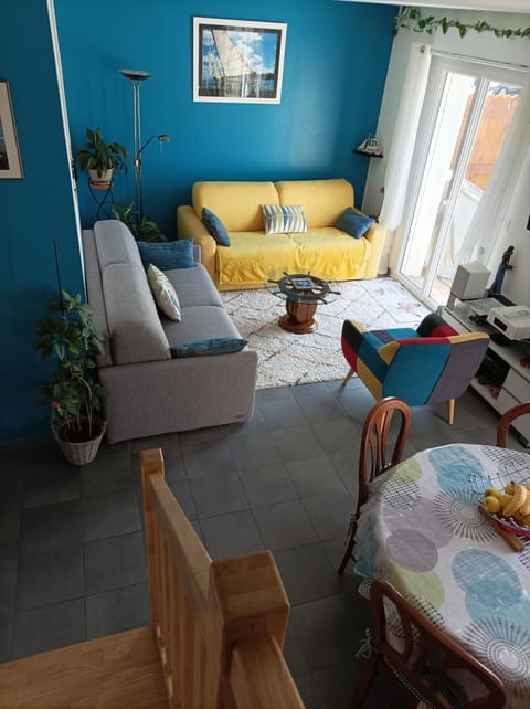 Bed, Seating area, Dining area