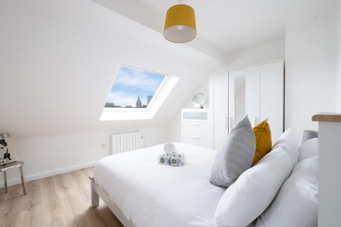 Luxury Modern PENTHOUSE, City Centre, SLEEPS 6 Apartment in Galway