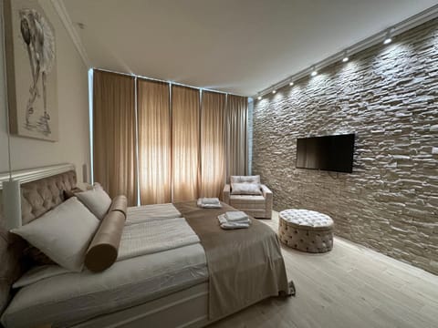Bed, TV and multimedia, Living room, Photo of the whole room, Seating area, Bedroom, towels