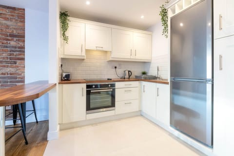 Modern CANAL VIEW Home, in City Centre, Sleeps 8 Apartment in Galway
