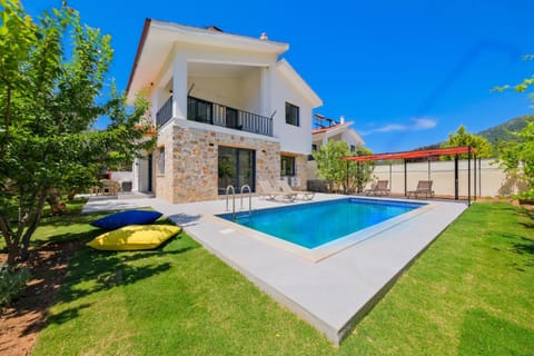 Property building, Garden, Swimming pool