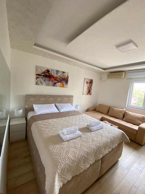 Living room, Photo of the whole room, Seating area, Bedroom