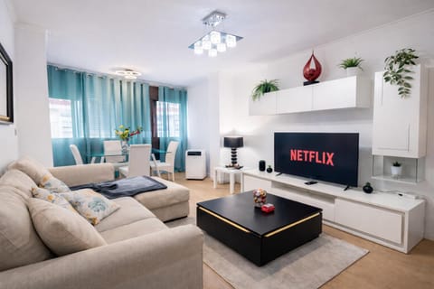 Communal lounge/ TV room, TV and multimedia, Living room, Seating area, Evening entertainment