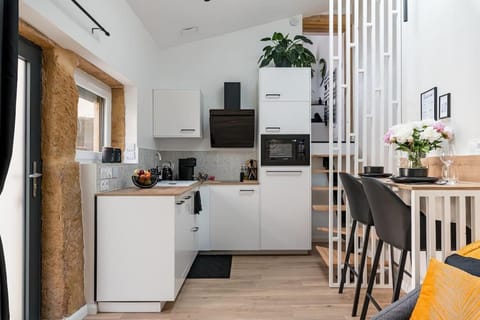 Kitchen or kitchenette, dishwasher, stove, toaster