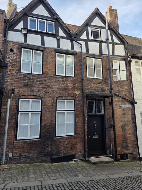 Property building, Facade/entrance, Day, Neighbourhood, Street view
