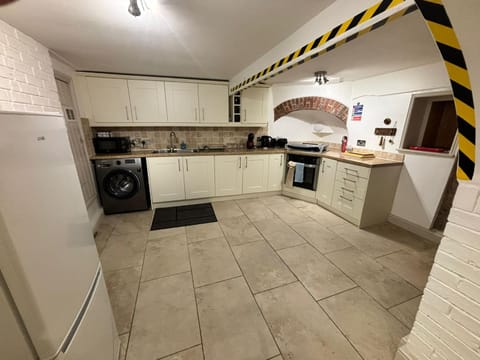 Property building, Coffee/tea facilities, Kitchen or kitchenette, oven, stove, stove, washing machine, washing machine, kitchen, kitchen