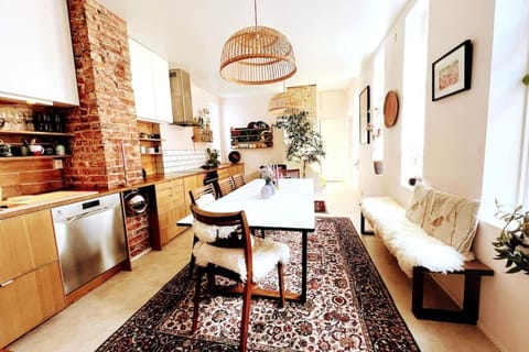 Kitchen or kitchenette, Seating area, dishwasher