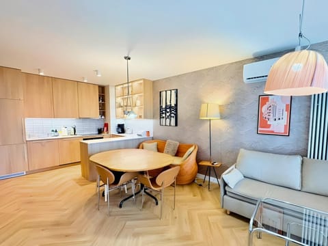 Kitchen or kitchenette, Dining area, minibar, pet friendly