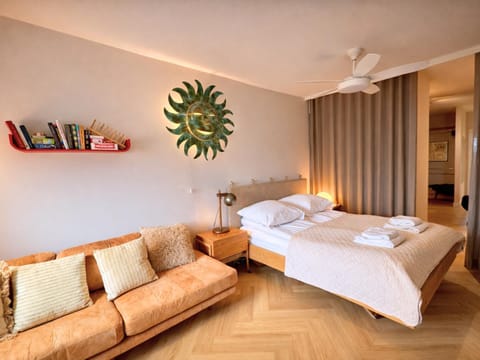 Bed, Photo of the whole room, Seating area, Bedroom, towels
