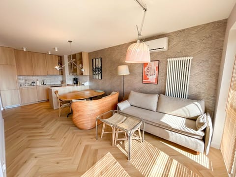 Kitchen or kitchenette, Living room, Breakfast