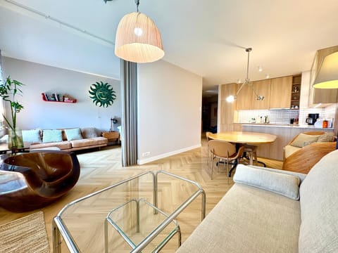 Kitchen or kitchenette, Living room, Seating area, Dining area