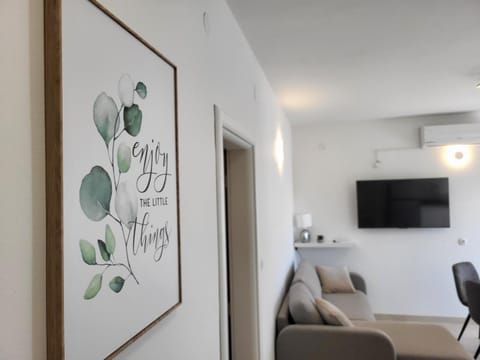 TV and multimedia, Living room, Decorative detail, Seating area, Text overlay