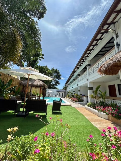 Property building, Patio, Day, Garden, Living room, Lounge or bar, Seating area, Garden view, sunbed