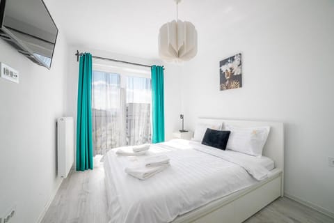 Bed, TV and multimedia, Bedroom, towels