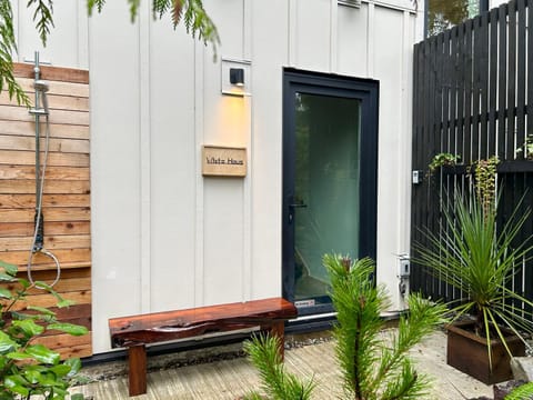 WHITE HAUS w private sauna and close to beach Apartment in Ucluelet