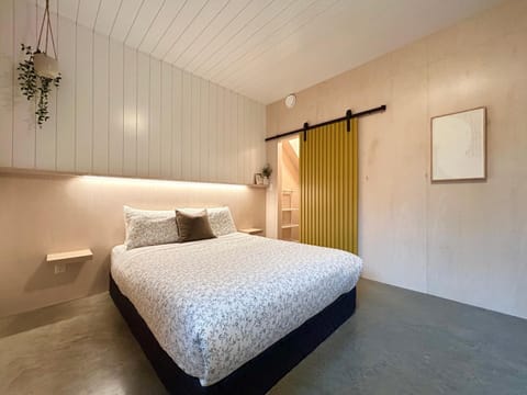 WHITE HAUS w private sauna and close to beach Apartment in Ucluelet