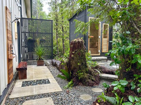 WHITE HAUS w private sauna and close to beach Apartment in Ucluelet