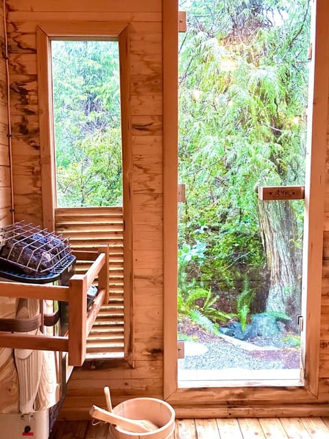 WHITE HAUS w private sauna and close to beach Apartment in Ucluelet