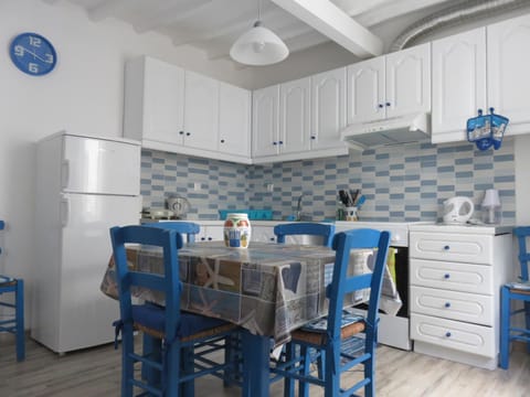 Kitchen or kitchenette, Dining area, oven, stove