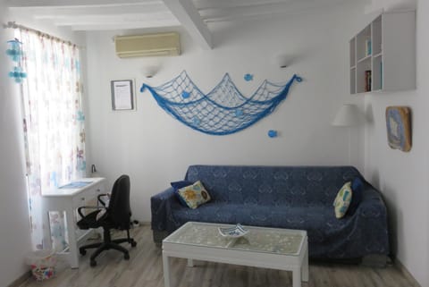 Day, Living room, Seating area