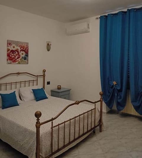 Bed, Photo of the whole room, Bedroom, air conditioner