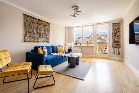 TV and multimedia, Balcony/Terrace, Living room, Seating area, Mountain view