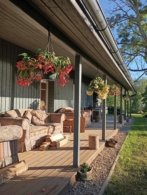 Property building, Patio, Day, Garden, Balcony/Terrace, Garden view