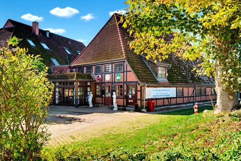 Property building, Spring, Day, Garden, Garden view