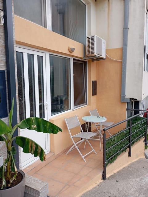 Property building, Patio, Balcony/Terrace