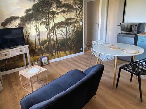 TV and multimedia, Living room, Dining area