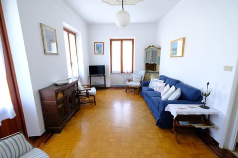TV and multimedia, Living room, Photo of the whole room, Seating area
