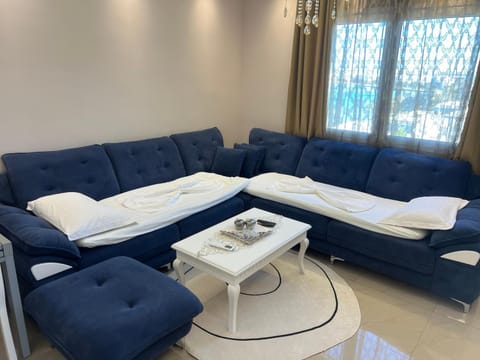 Bed, Living room, Photo of the whole room, Seating area
