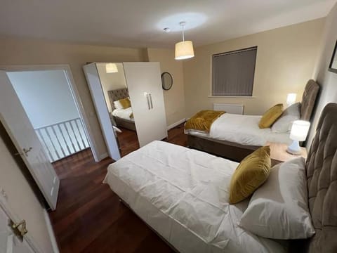 Big new house! 5BDR, sleeps 13, with parking House in England