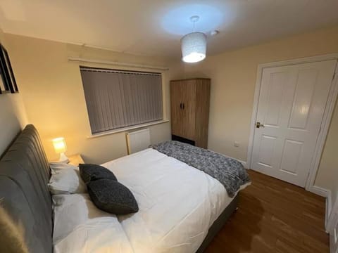 Big new house! 5BDR, sleeps 13, with parking House in England