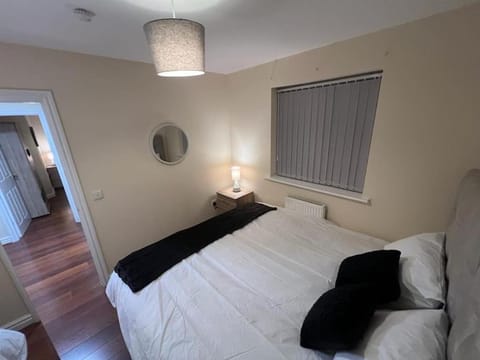 Big new house! 5BDR, sleeps 13, with parking House in England