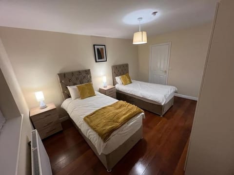 Big new house! 5BDR, sleeps 13, with parking House in England