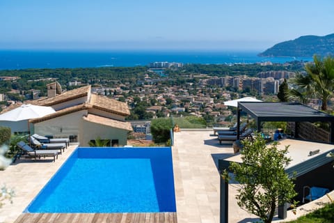 Property building, Garden, Balcony/Terrace, Swimming pool