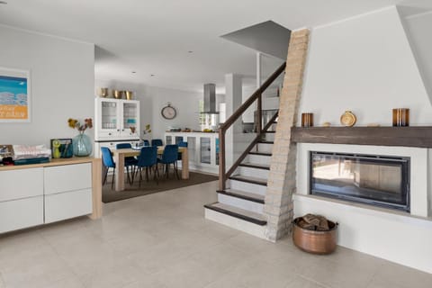 Kitchen or kitchenette, Living room, Seating area, Dining area, stove