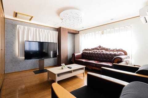 Communal lounge/ TV room, TV and multimedia, Living room, Seating area, Evening entertainment